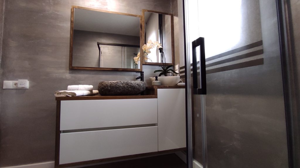 Muebles de baño a medida diseñados e instalados por IRISAL en Tarragona