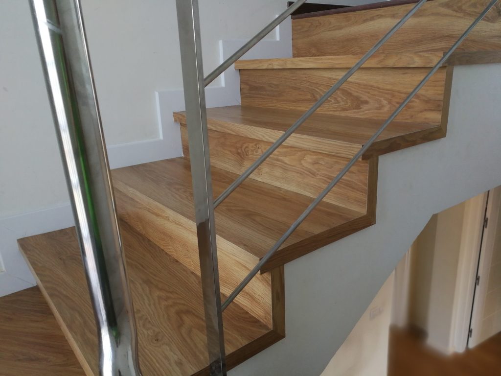 Escalera de madera a medida fabricada por IRISAL en Tarragona