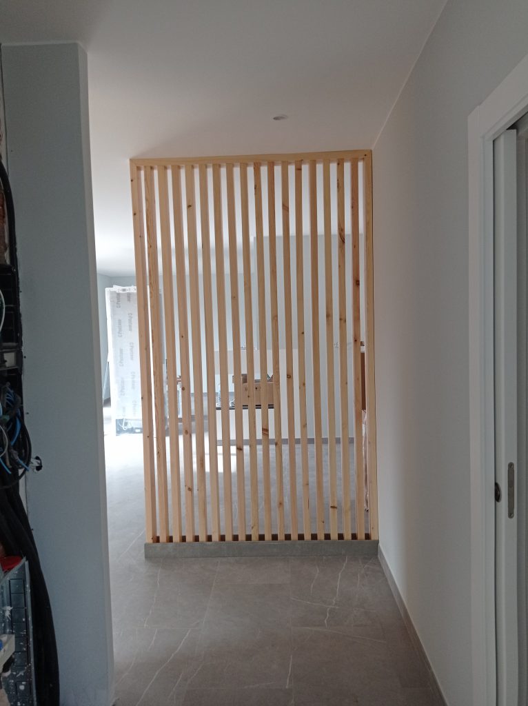 Treball de mobiliari i revestiments realitzat per IRISAL a Tarragona