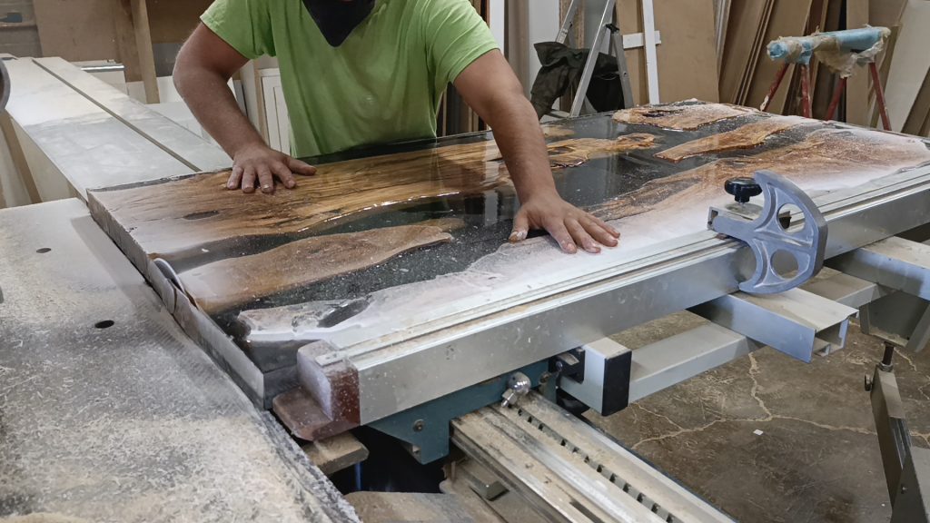 Fabricación de una pieza de madera y resina epoxi en el taller de IRISAL en Tarragona