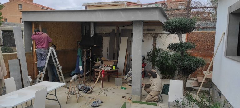 Operarios de IRISAL realizando un trabajo de carpintería en Tarragona